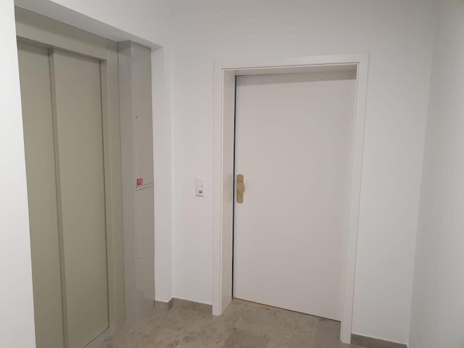 Helle 3 Souterrainwohnung In Einem Neubau-villa Apartment *