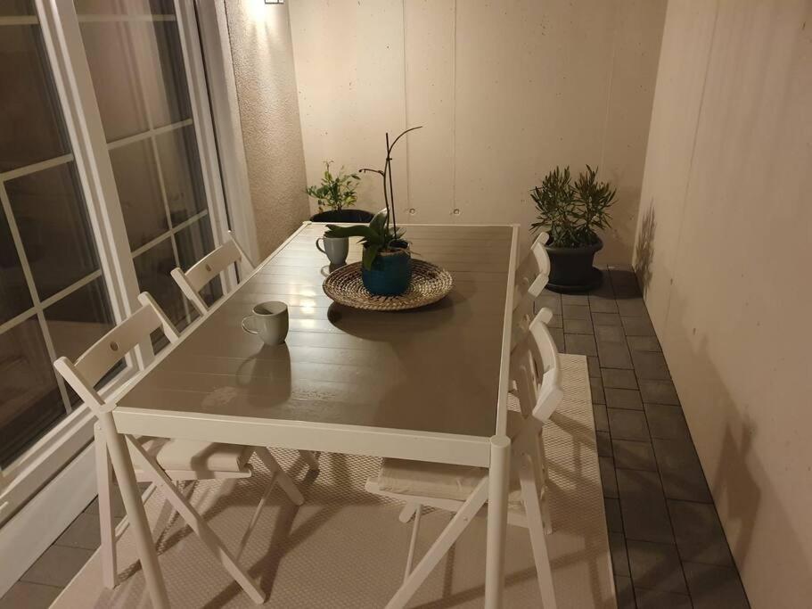 Helle 3 Souterrainwohnung In Einem Neubau-villa