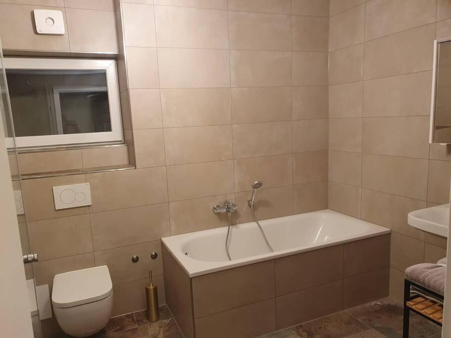 Helle 3 Souterrainwohnung In Einem Neubau-villa Munich