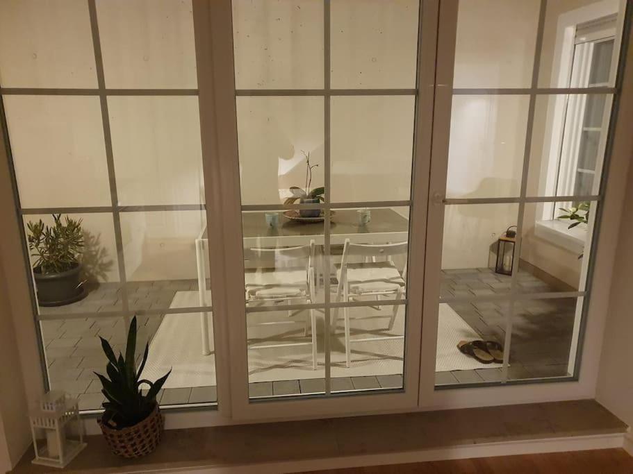 Helle 3 Souterrainwohnung In Einem Neubau-villa Apartment