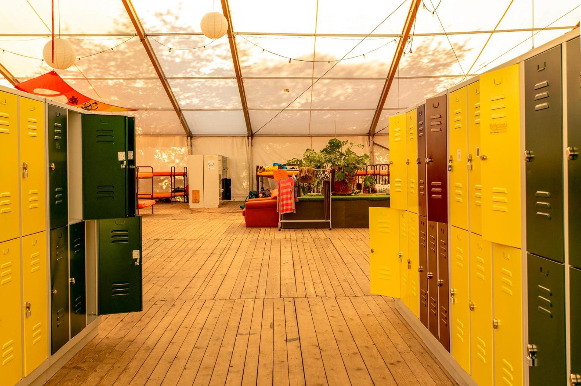 The Tent - Youth Only - Buchung Leider Nur Bis 30 Jahre Moeglich! *