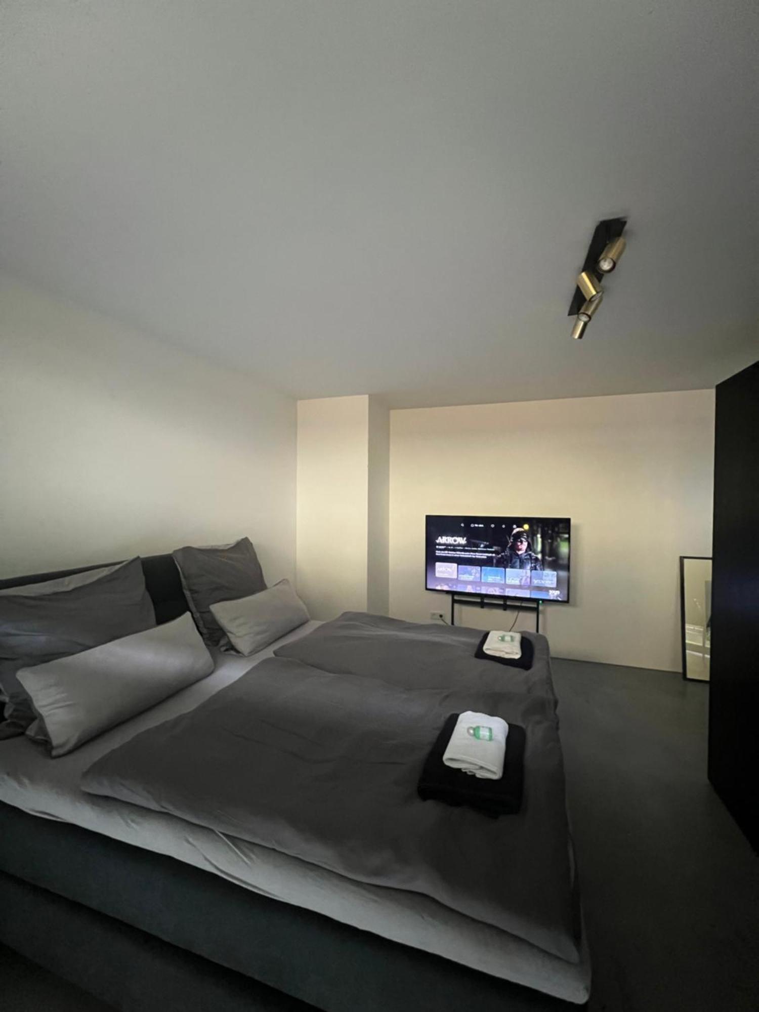 One Business 1 Apartment