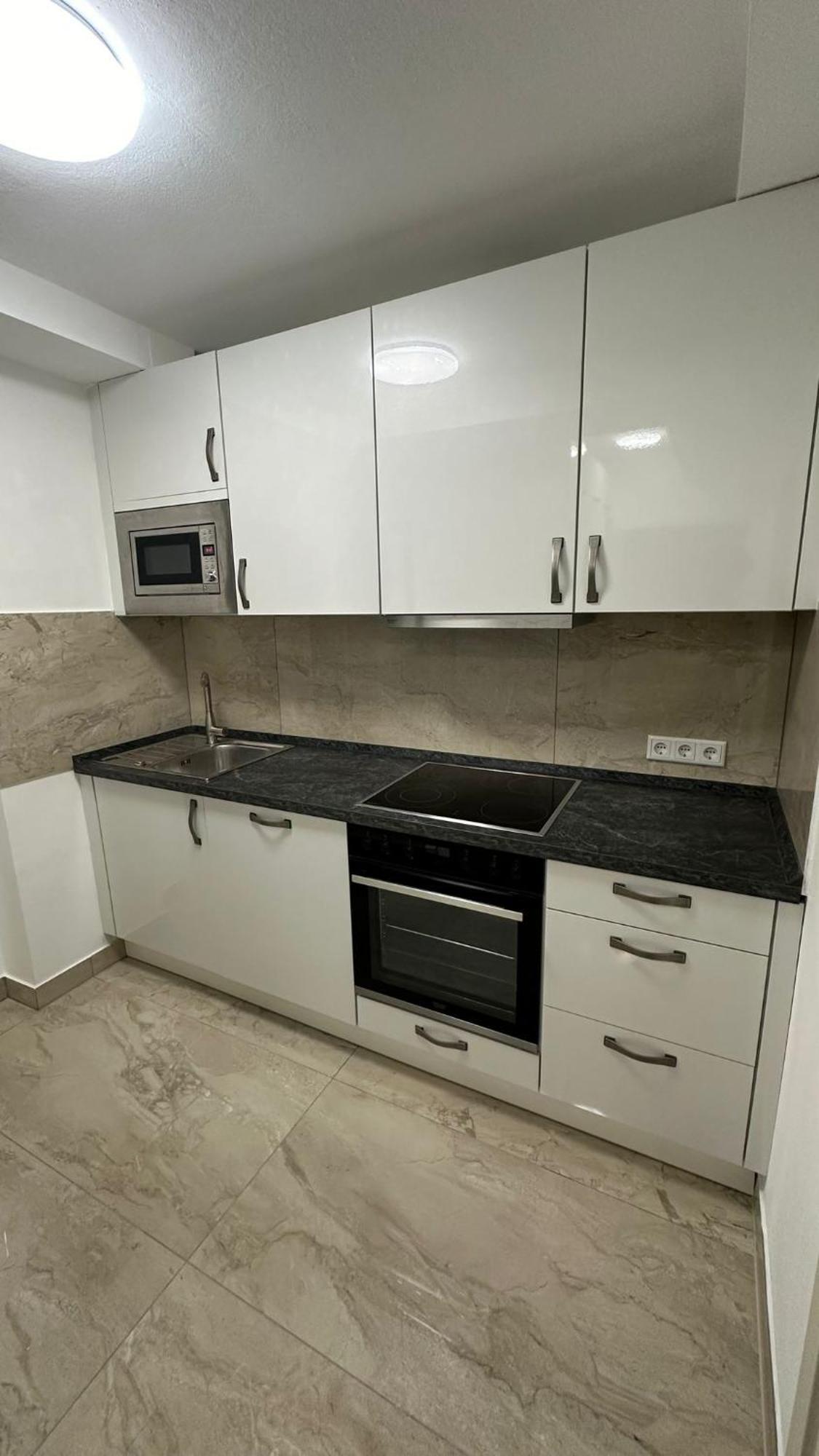 One Bedroom Souterrain With Kitchen And Personal Bathroom