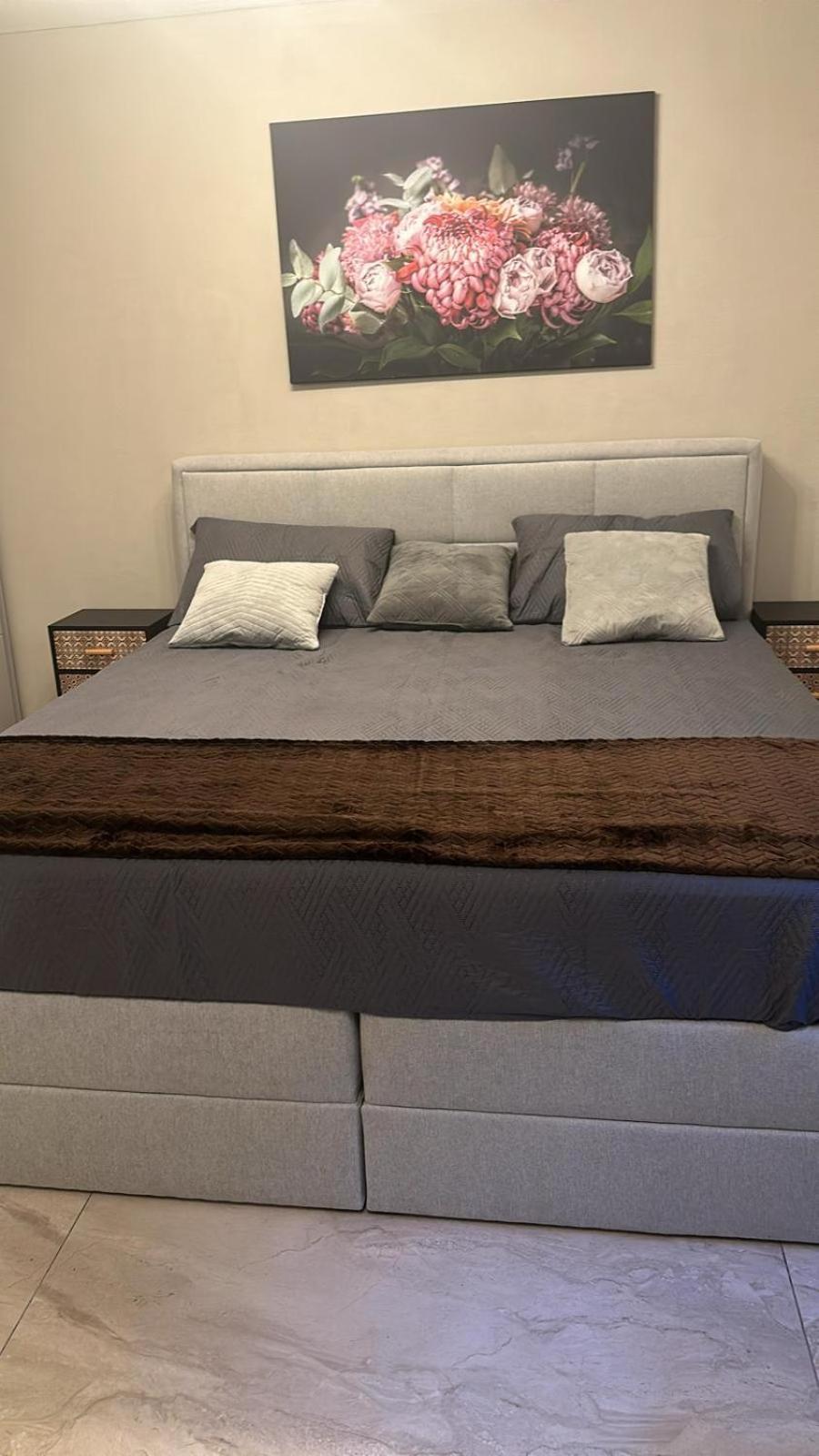 One Bedroom Souterrain With Kitchen And Personal Bathroom