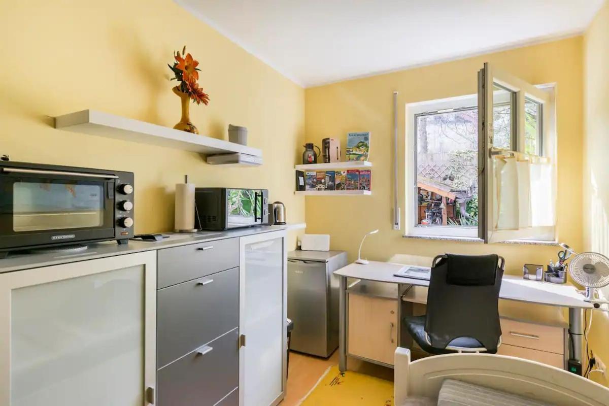 7 Min To Citycenter Subway U3 100m, Southside Singleroom Own Shower Wc, Tv, Dishes Fridge, Oven, Waterheater, Coffeemashine- Free C ,bike For Free , Next To River And Park, Many Restaurants And Supermarkets Around 200m, Nonsmoker ! Munich