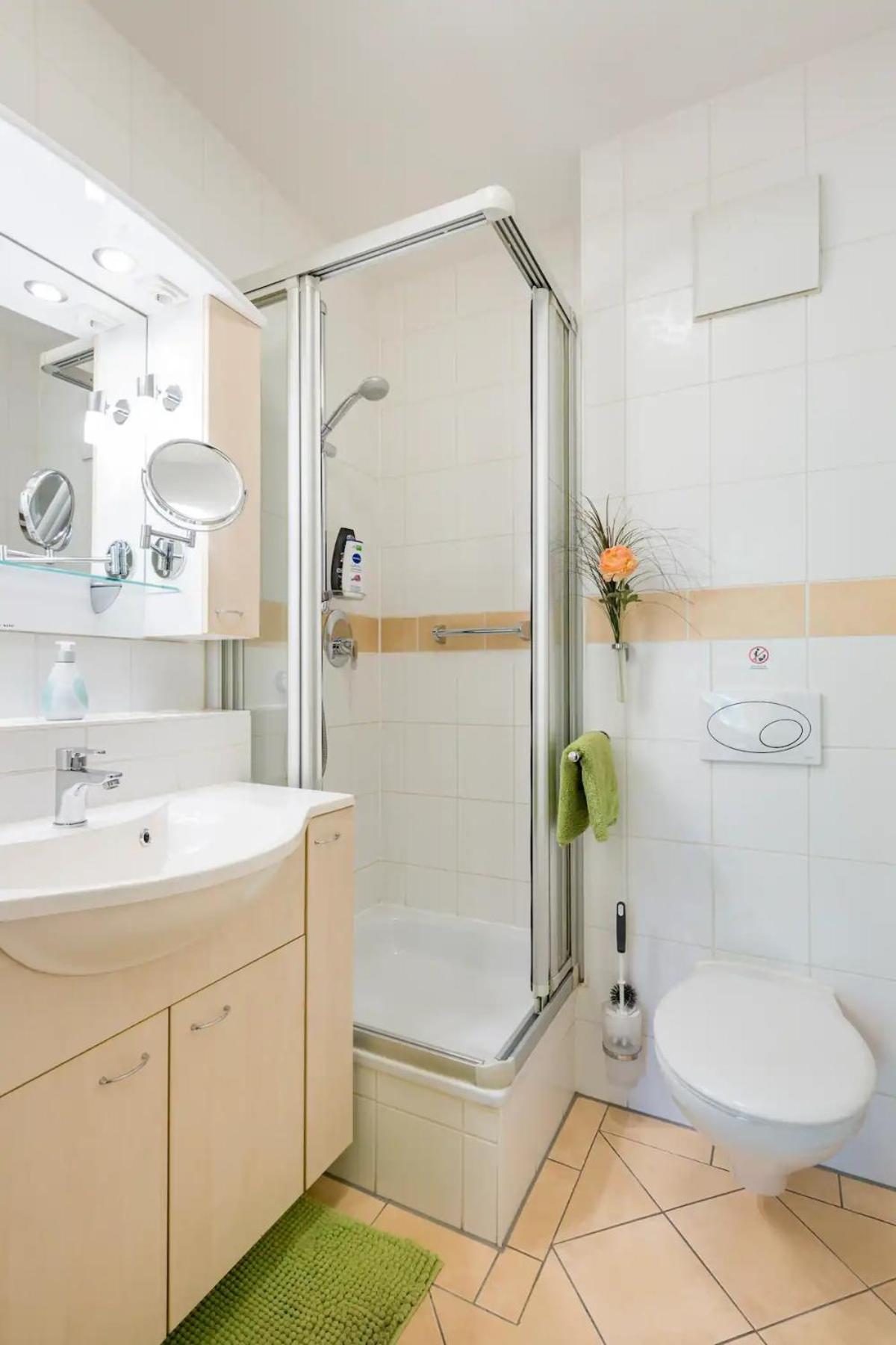 7 Min To Citycenter Subway U3 100m, Southside Singleroom Own Shower Wc, Tv, Dishes Fridge, Oven, Waterheater, Coffeemashine- Free C ,bike For Free , Next To River And Park, Many Restaurants And Supermarkets Around 200m, Nonsmoker !