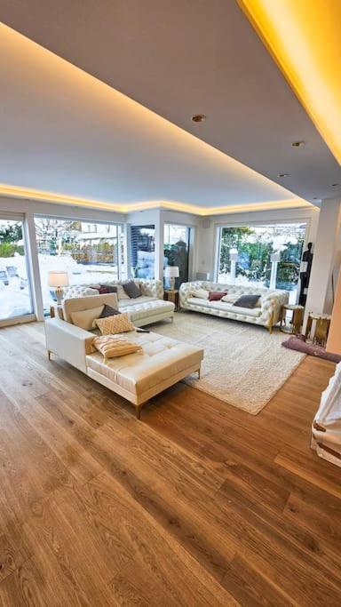 Luxurious Large With Pool, Garden, Koi Pond Apartment Munich