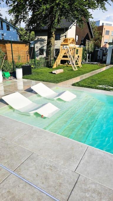 Luxurious Large With Pool, Garden, Koi Pond Apartment