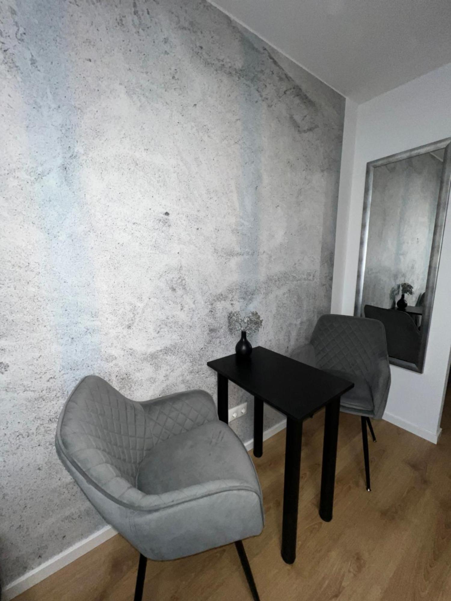 Living One - 1 Apartment *