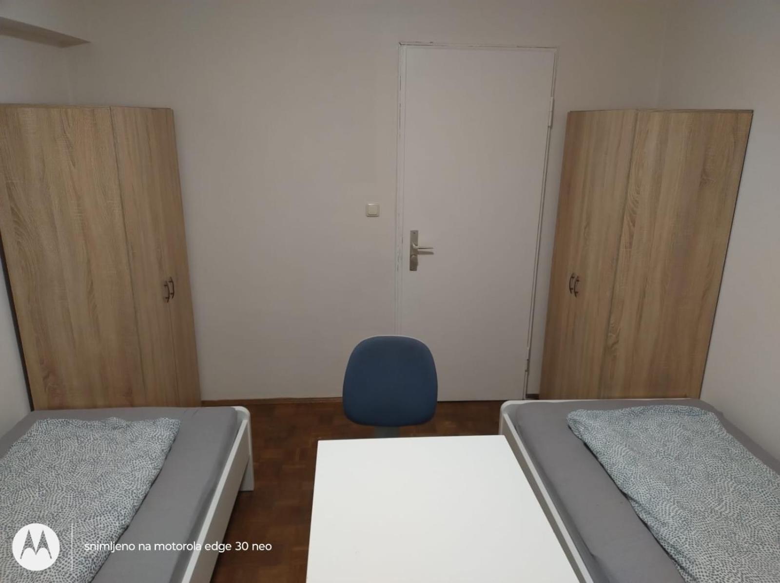Zentrale Lage, Schoene 2 Zimmer, Voll Ausgestattet! Apartment