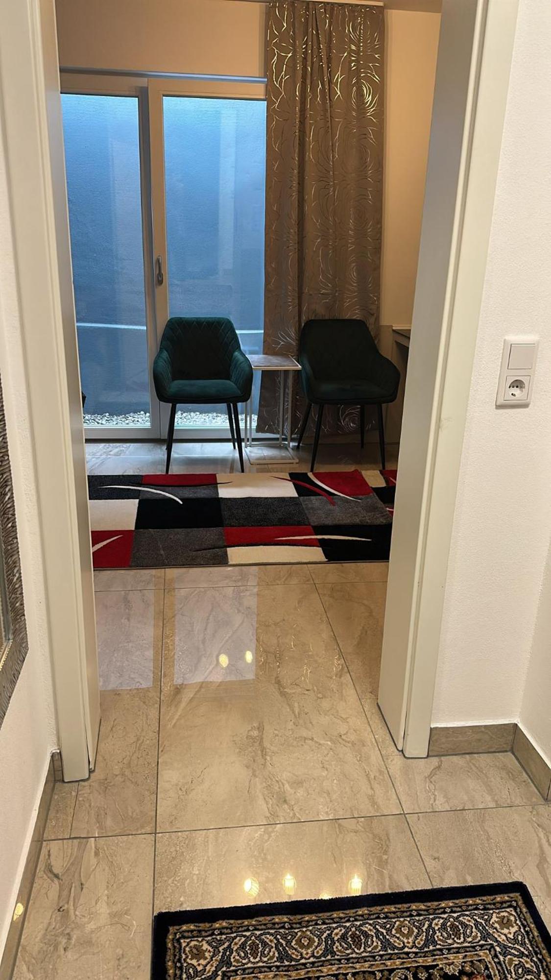 Apartment Ein-schlafzimmer-apartment Mit Allen Einrichtungen In Einem Familienhaus - No Party *