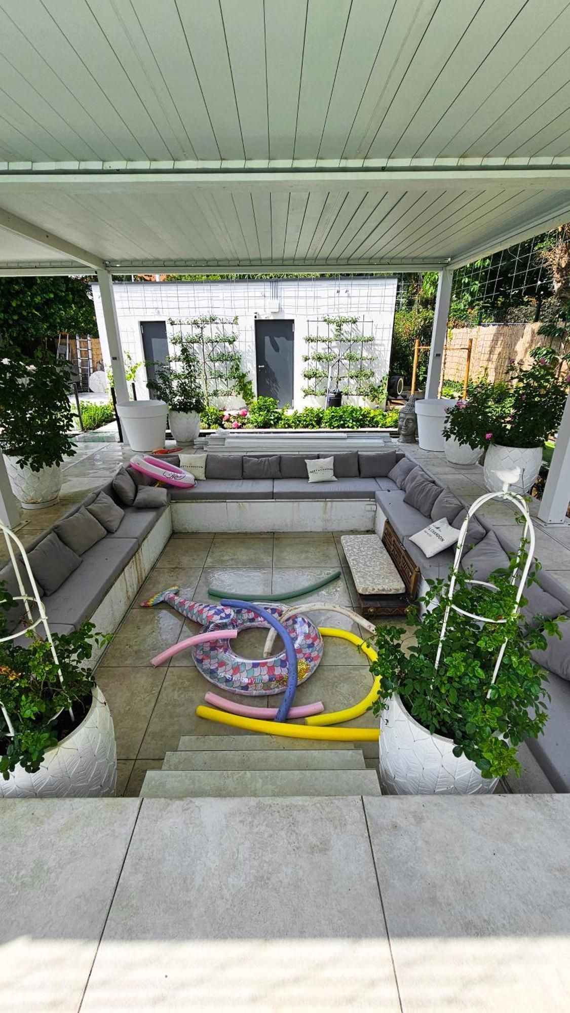Luxurious Large With Pool, Garden, Koi Pond Apartment