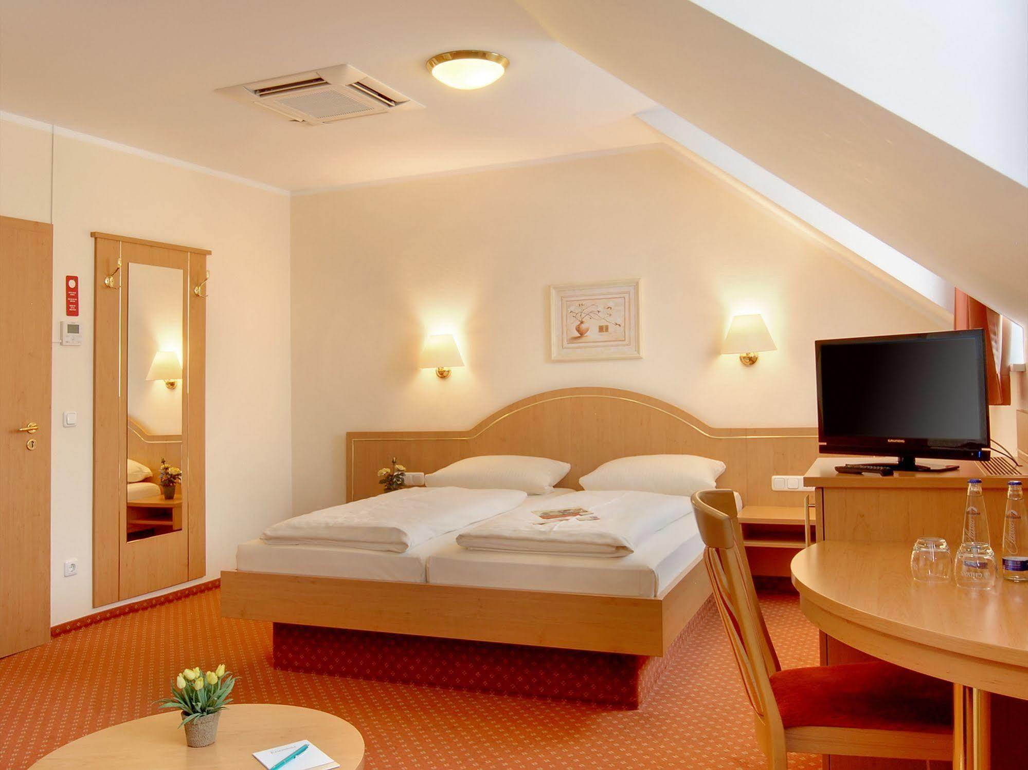 Hotel Kriemhild Am Hirschgarten 3*