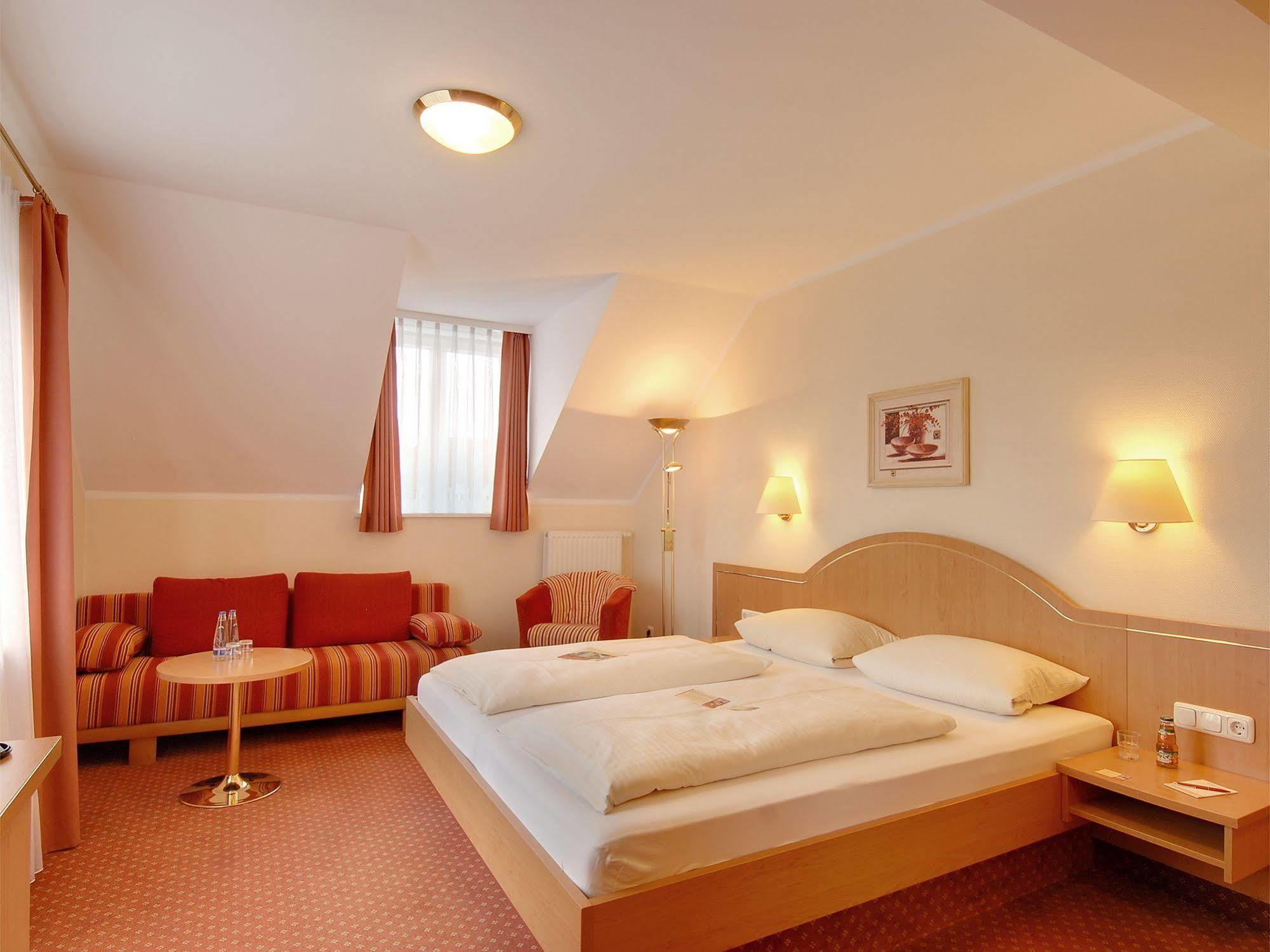 Hotel Kriemhild Am Hirschgarten 3*