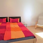 Schoenes Zimmer In Privatwohnung An Der U-Bahn, Geteiltes Bad, Eigenes Wc