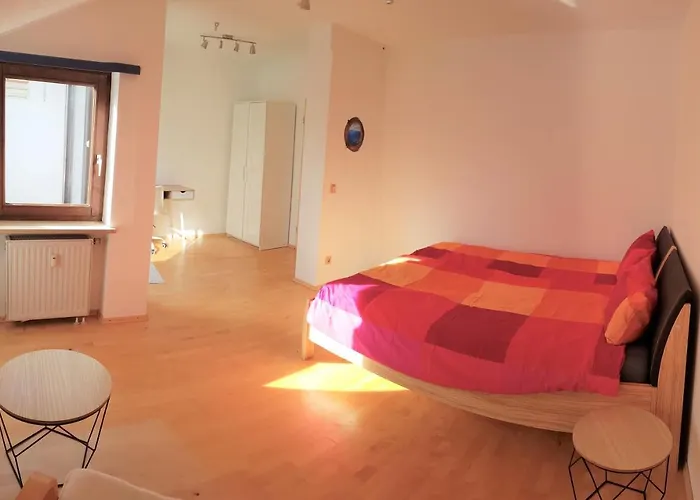 Schoenes Zimmer In Privatwohnung An Der U-Bahn, Geteiltes Bad, Eigenes Wc