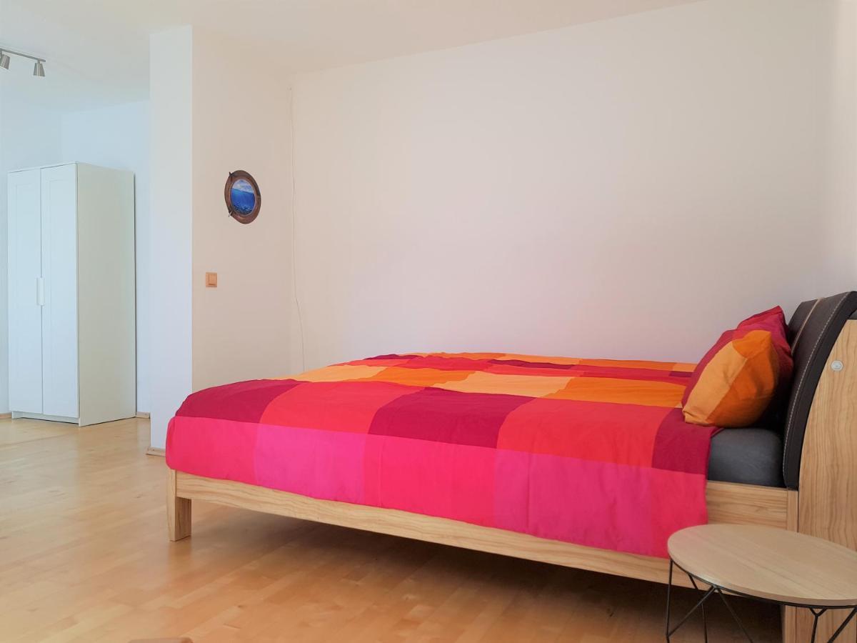 Schones In Privatwohnung An Der U-bahn, Geteiltes Bad, Eigenes Wc Homestay Munich