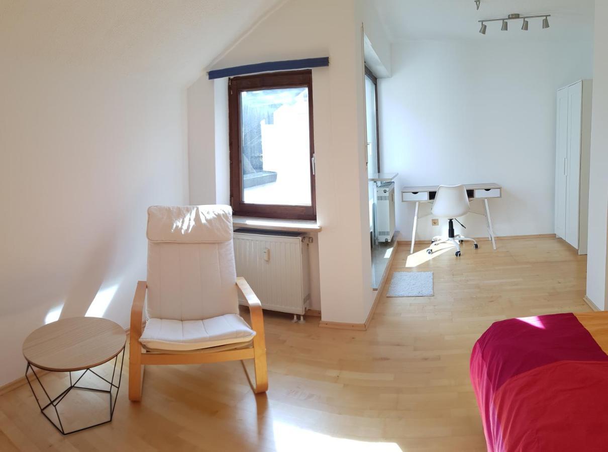 Homestay Schones In Privatwohnung An Der U-bahn, Geteiltes Bad, Eigenes Wc Munich