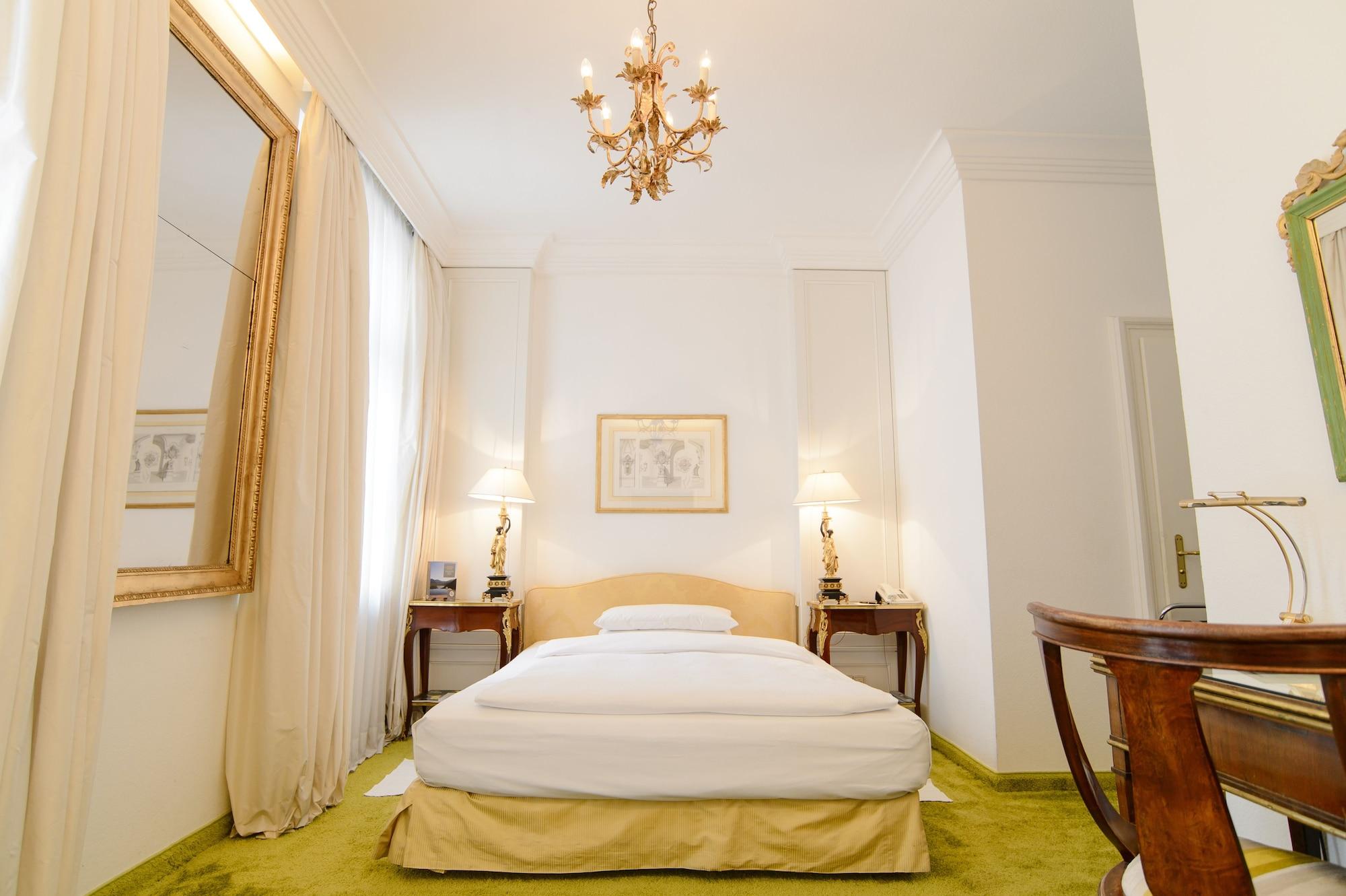 Opera Hotel 4*