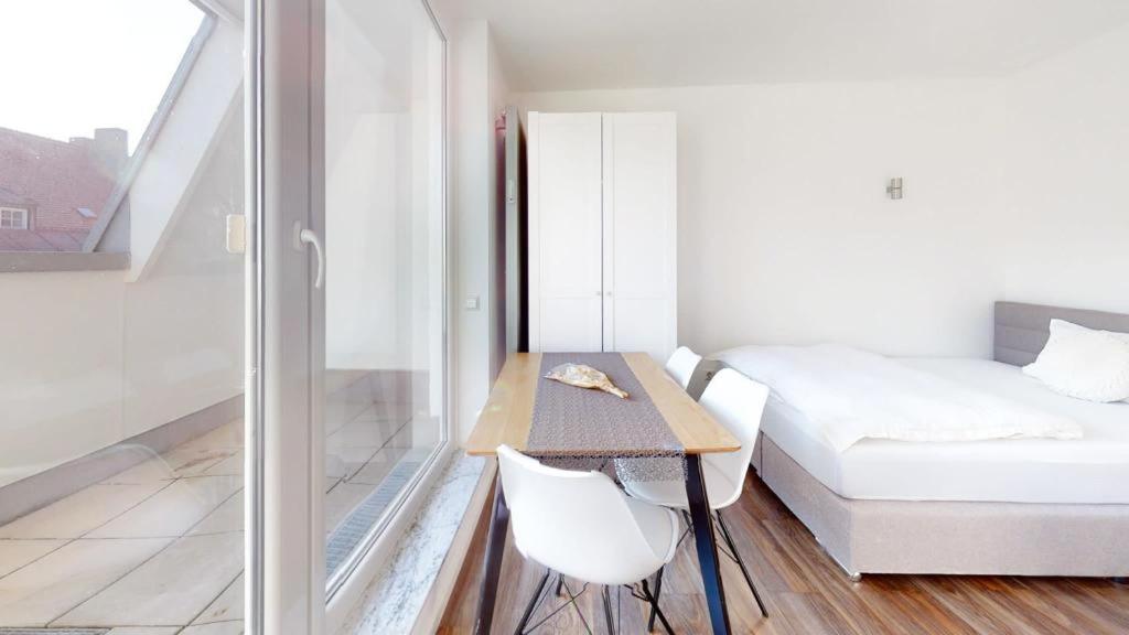 Spacious 4 Bedroom Near Center Apartment