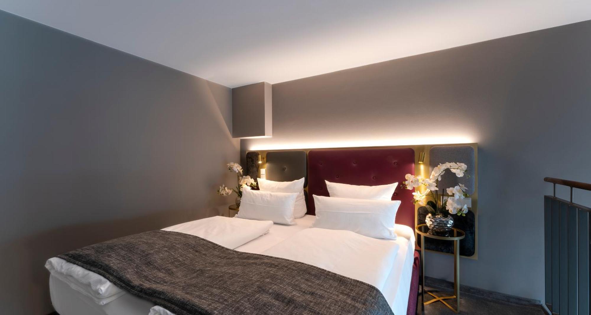 Plaza Premium 4*