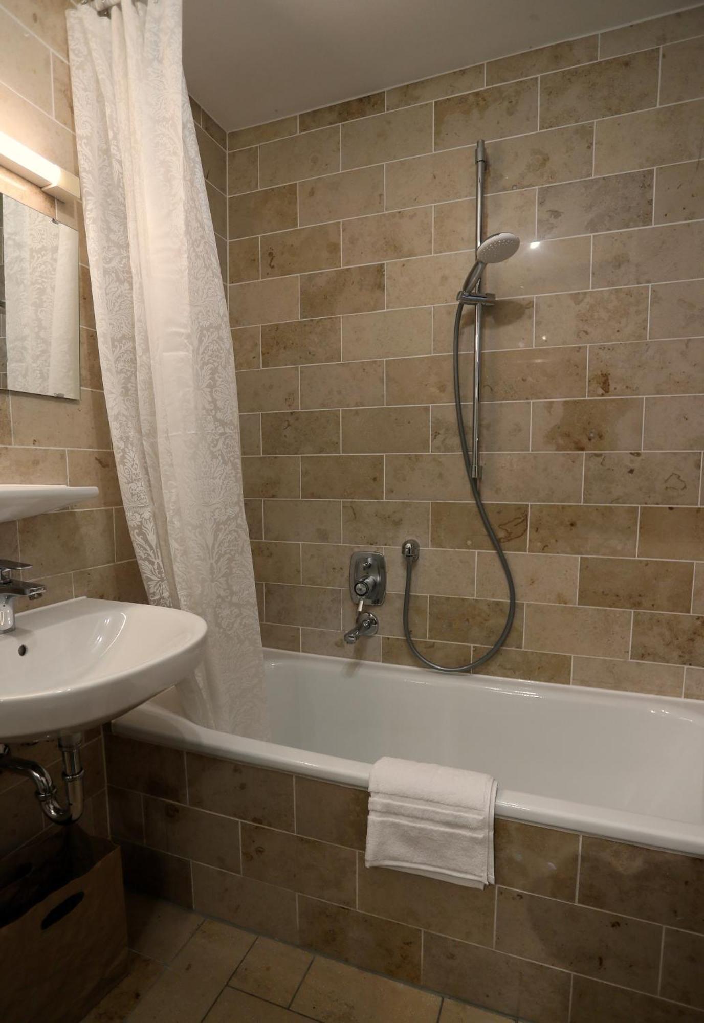 10 Min Subway U-bahn To Marienplatz 130 M2 - 4br - 2bath Apartment Munich