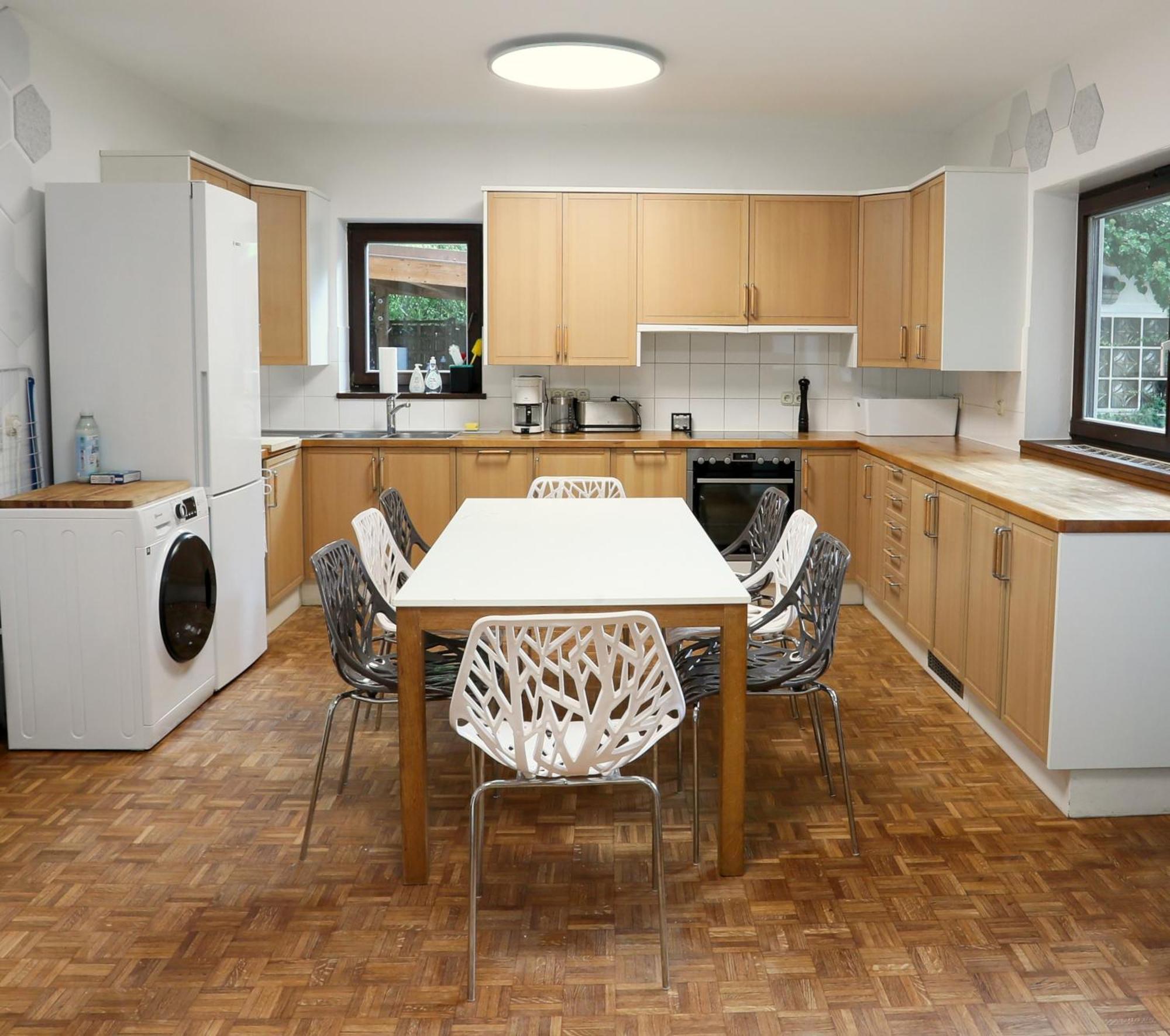 10 Min Subway U-bahn To Marienplatz 130 M2 - 4br - 2bath Apartment