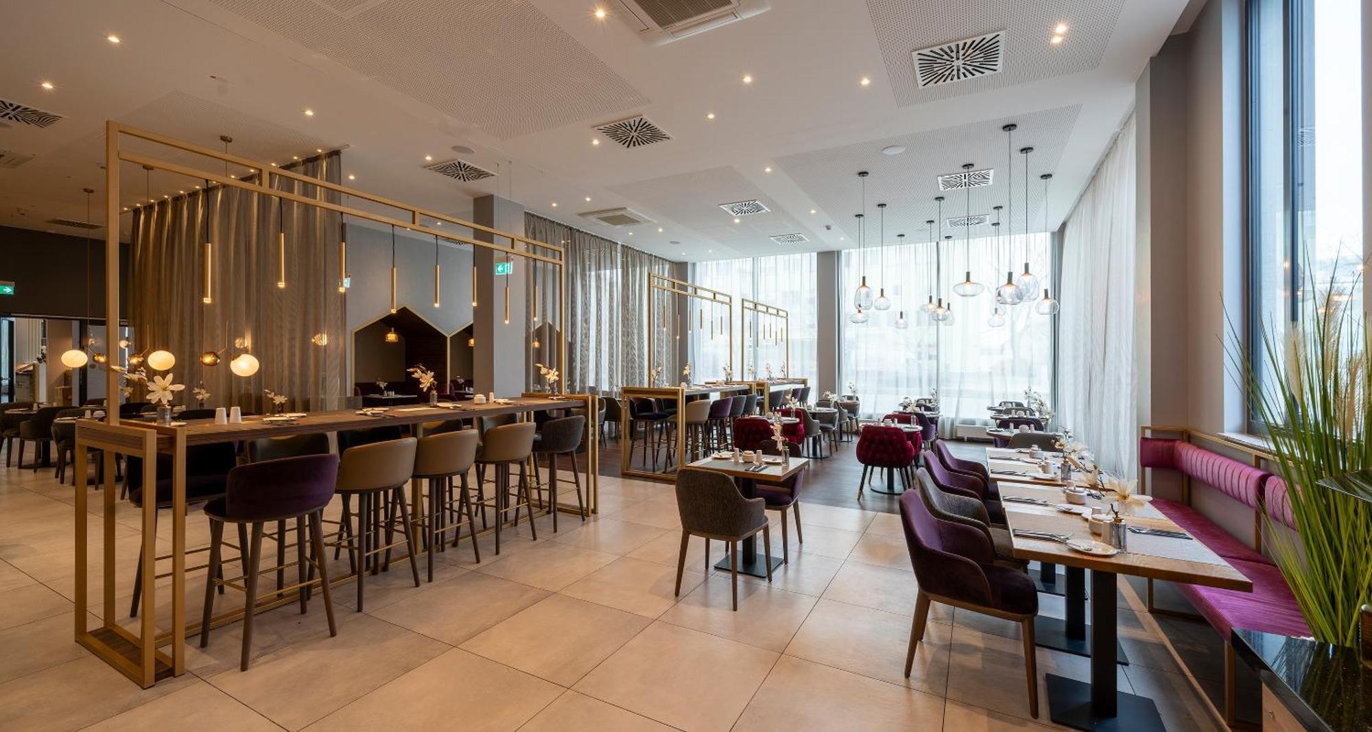 Plaza Premium 4*