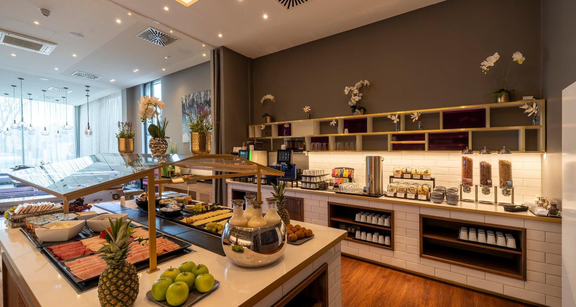 Plaza Premium Hotel 4*