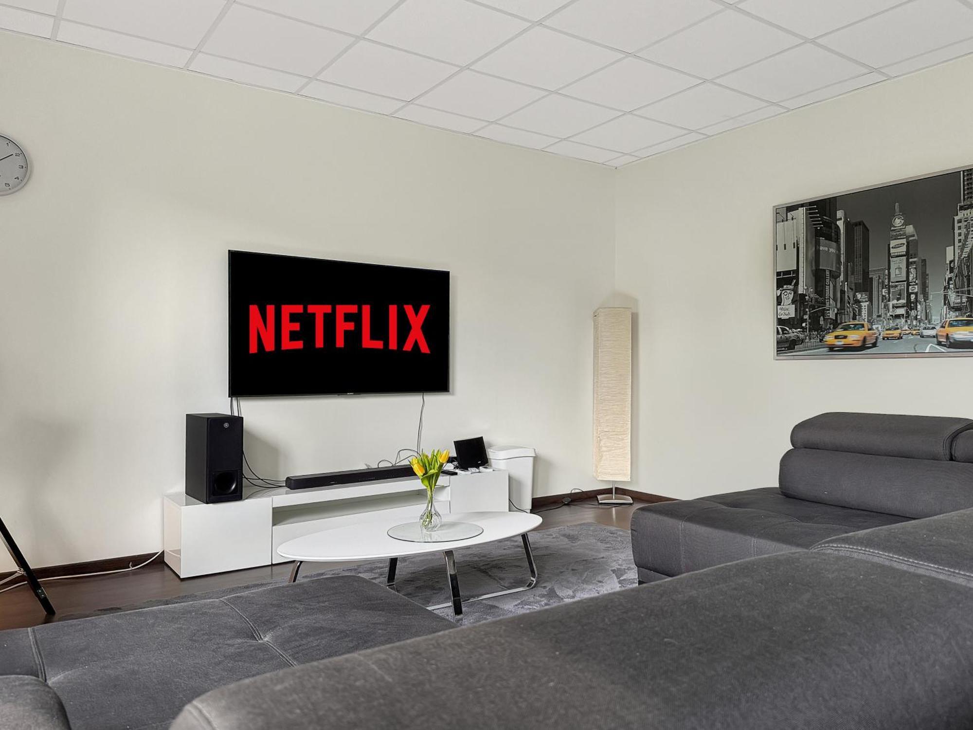 Private Escape Cinema Lounge Sleeps 17 *