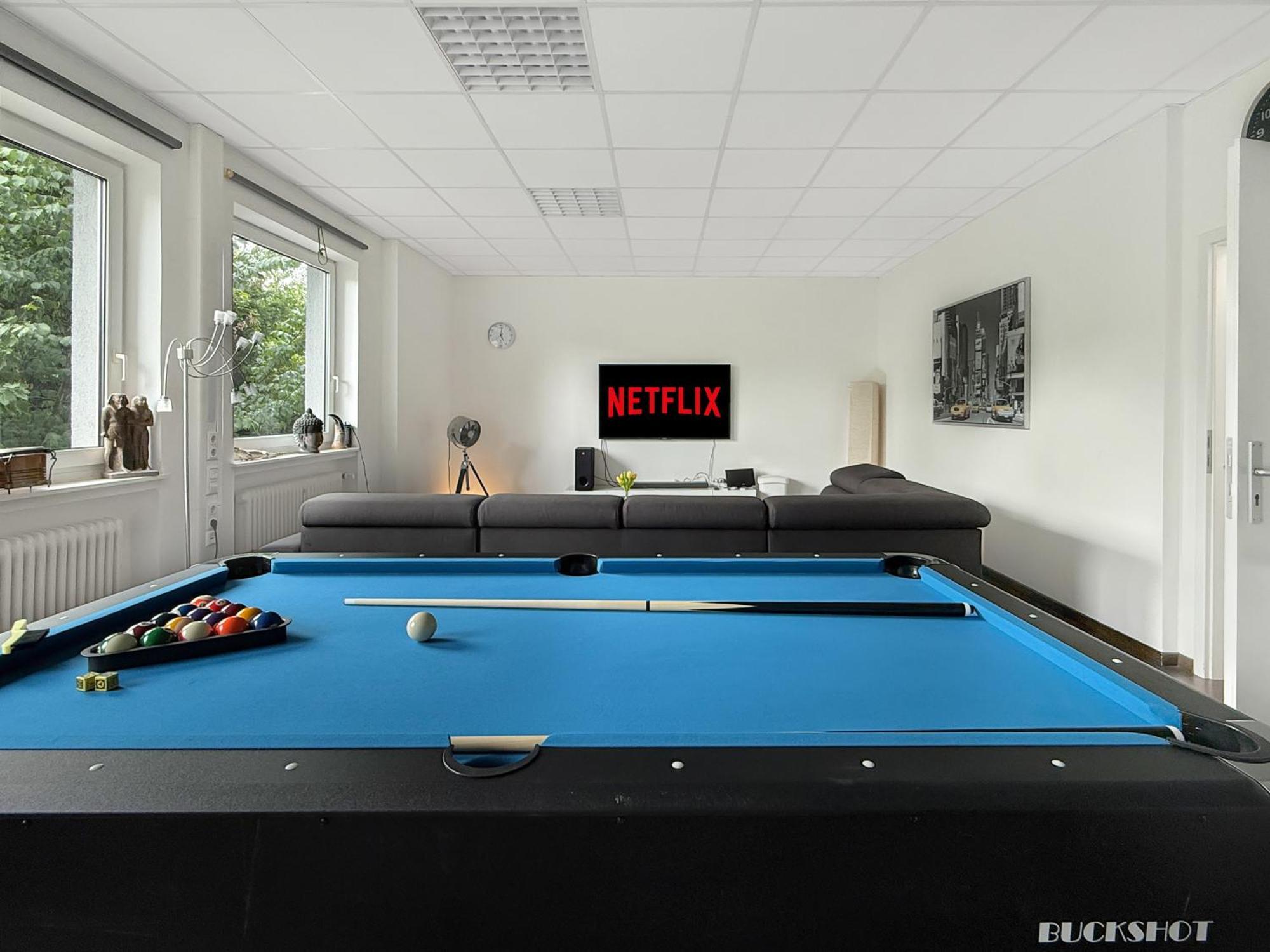Private Escape Cinema Lounge Sleeps 17