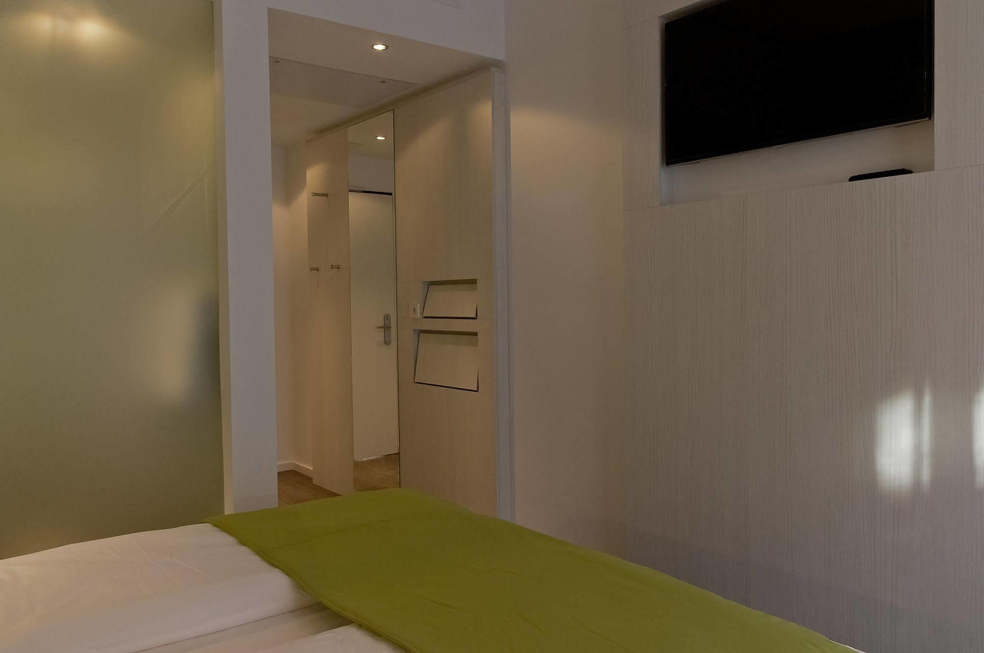 Super 8 By Wyndham Munich City North Hotel