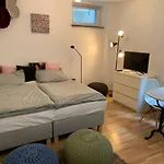 Helle Souterrainwohnung Mit Komfort