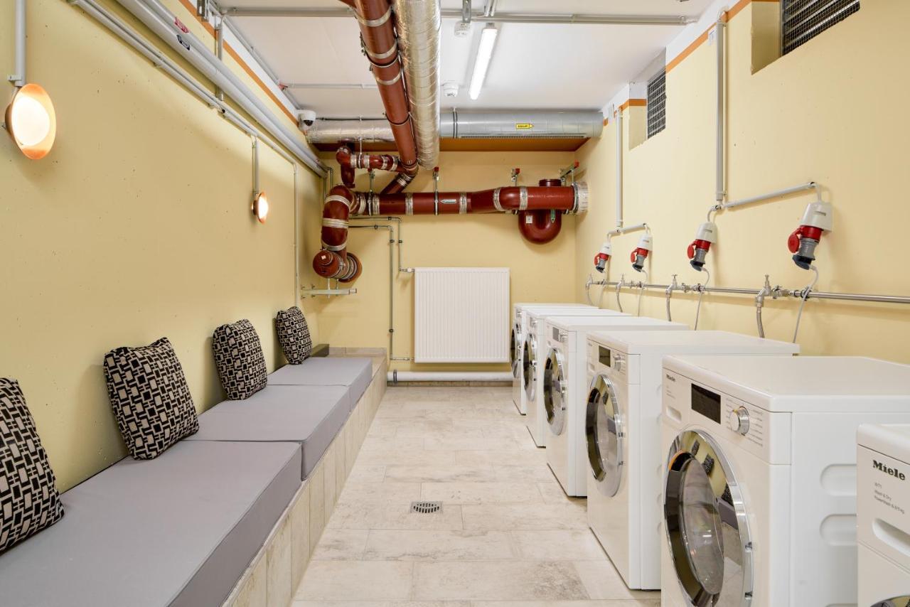 Schwan Locke Munich