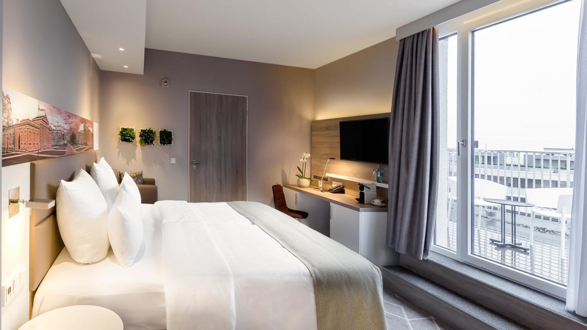 - East, An Ihg Munich