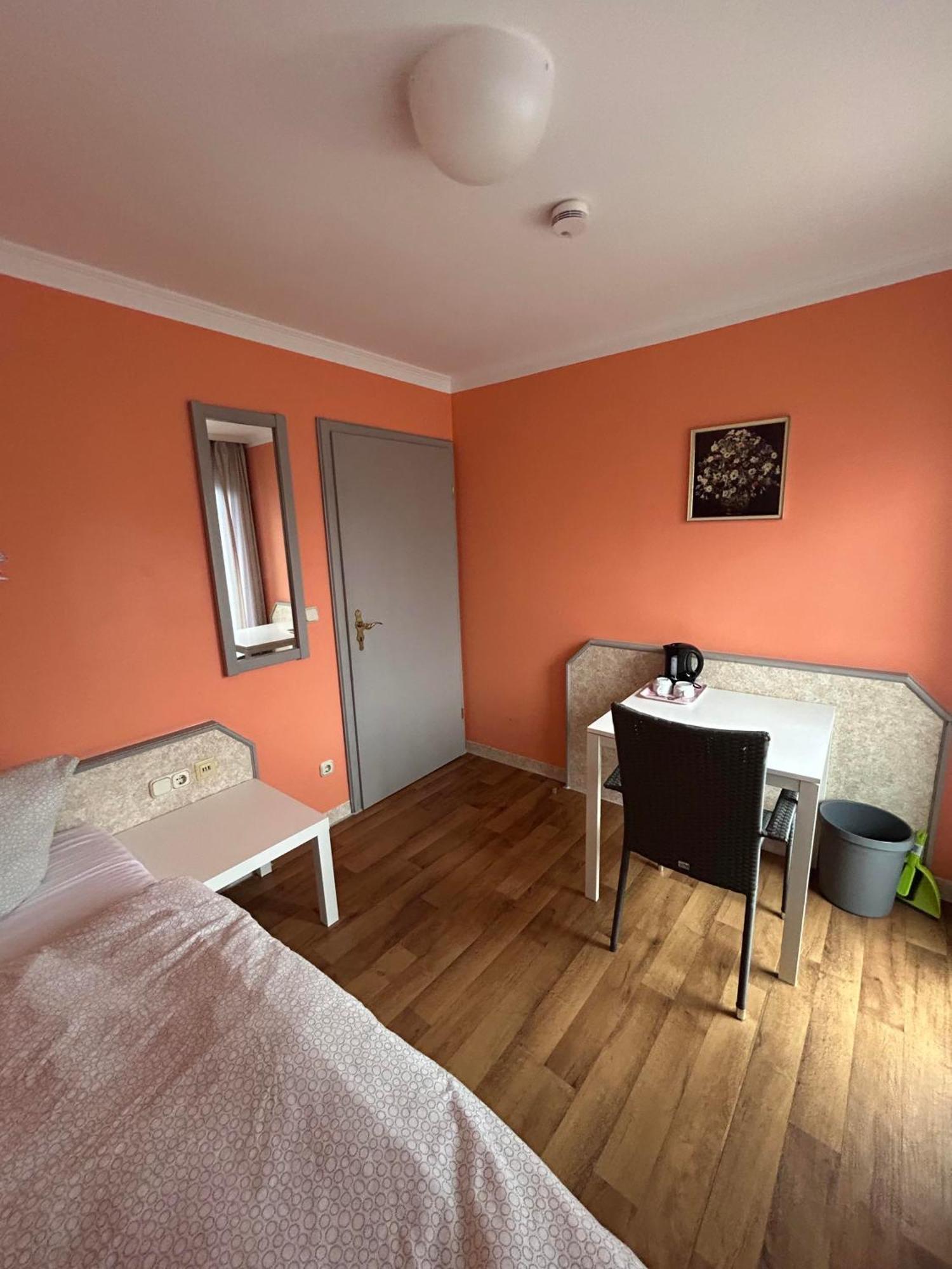 Budget Munich-aubing Hostel *