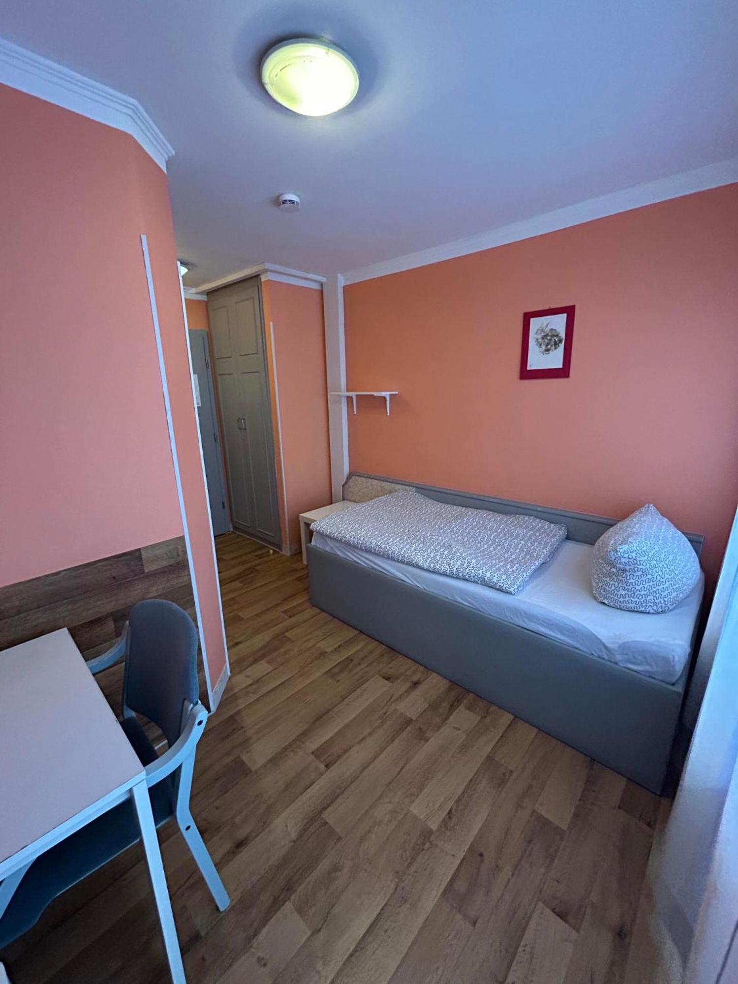 Budget Munich-aubing Hostel *