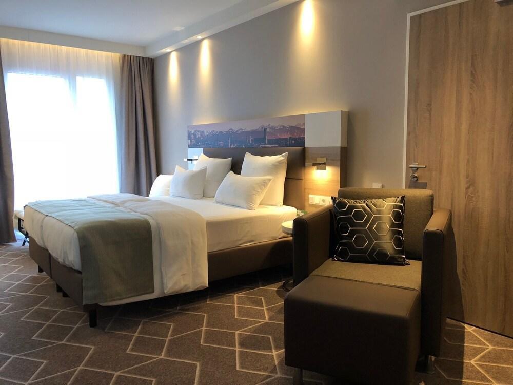 - East, An Ihg Hotel