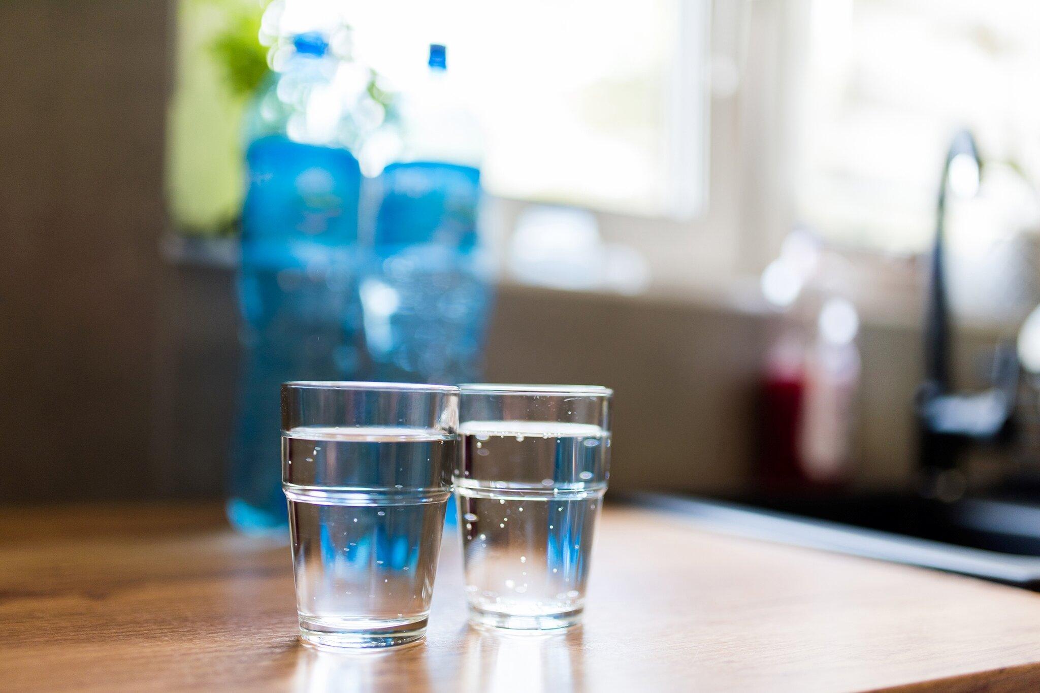 Leitungswasser versus Mineralwasser: Aus dem Hahn oder der Flasche ...